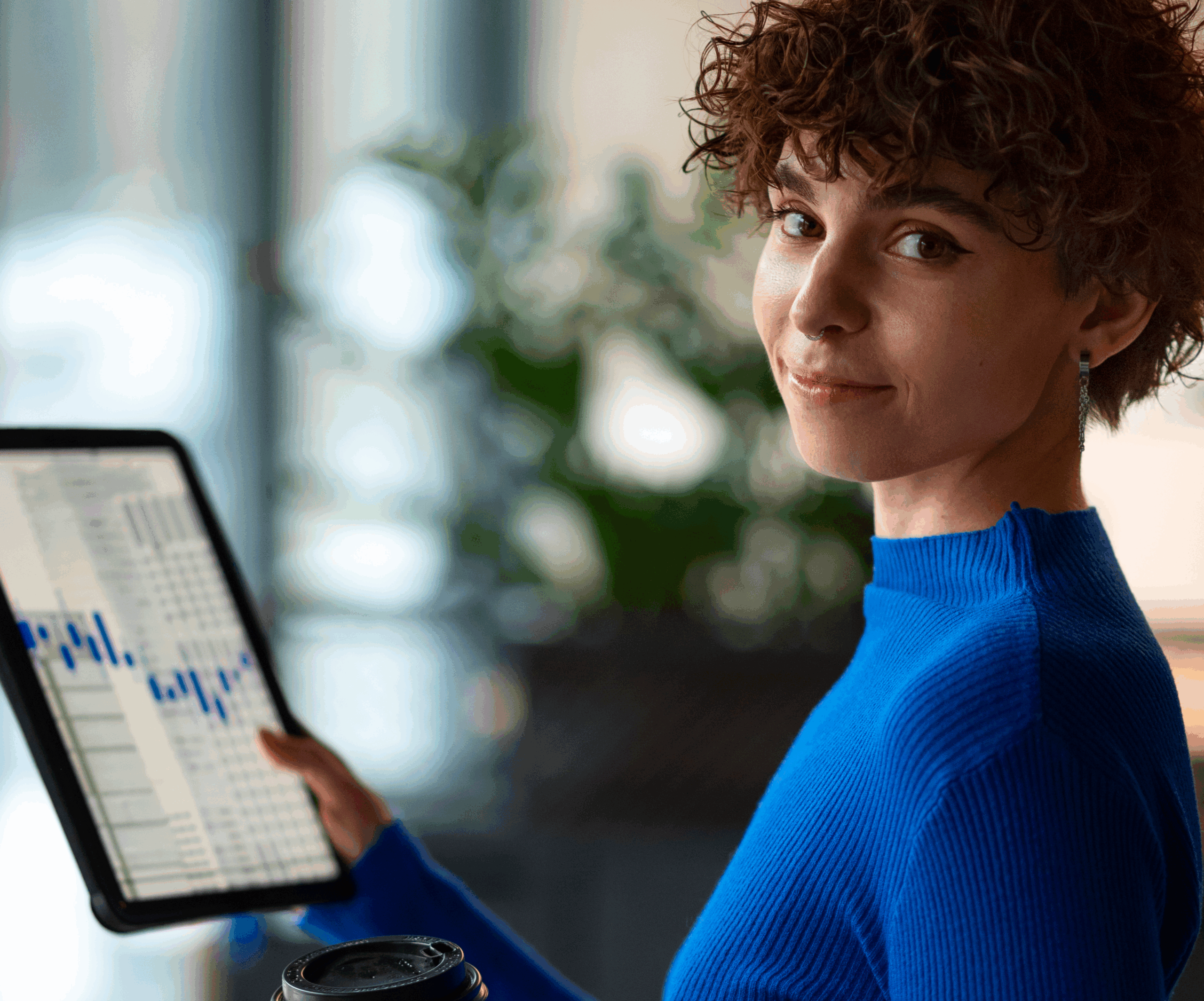 Mujer jóven con gráfico de datos