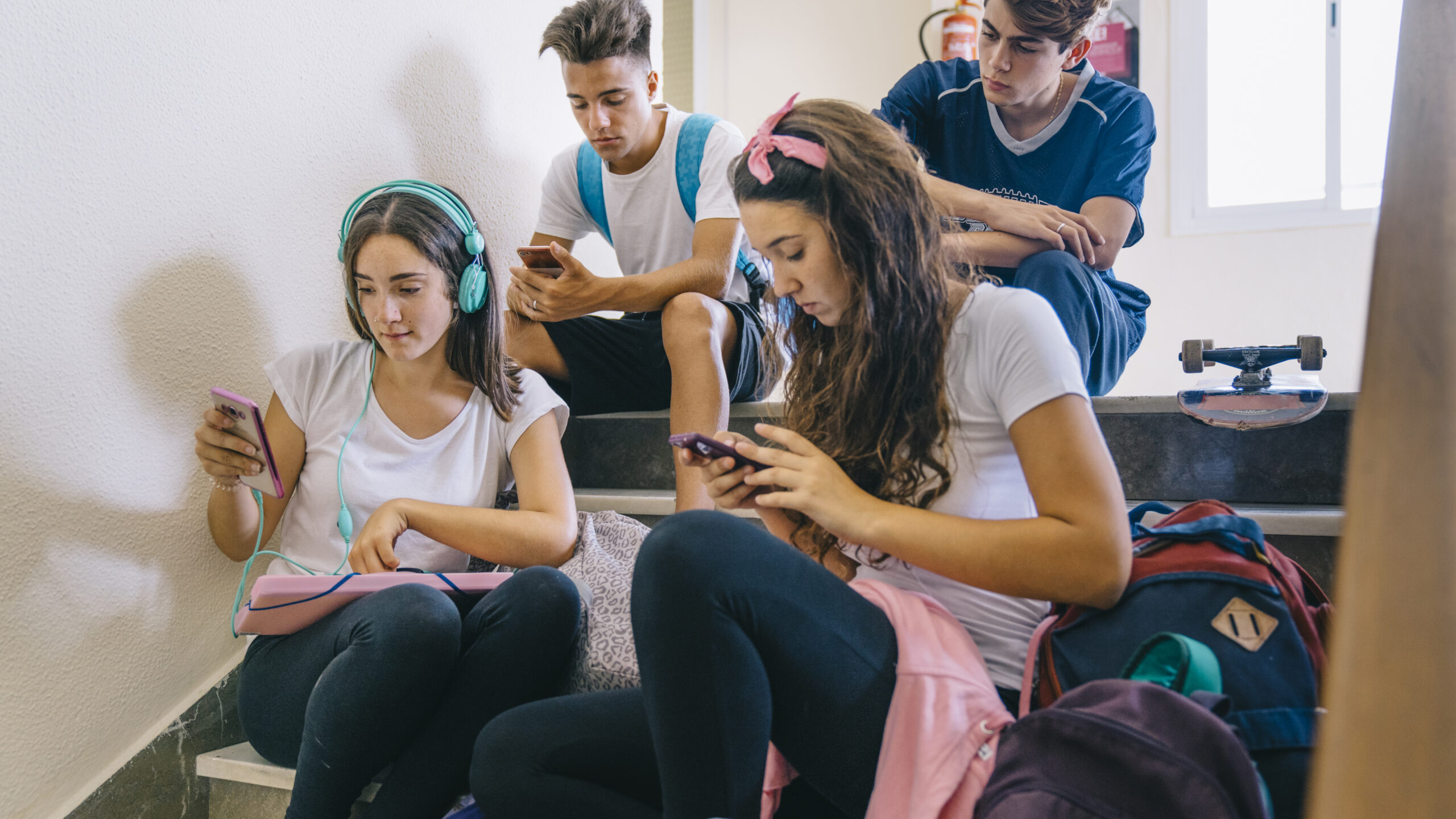 Grupo de alumnos mirando a sus smartphones