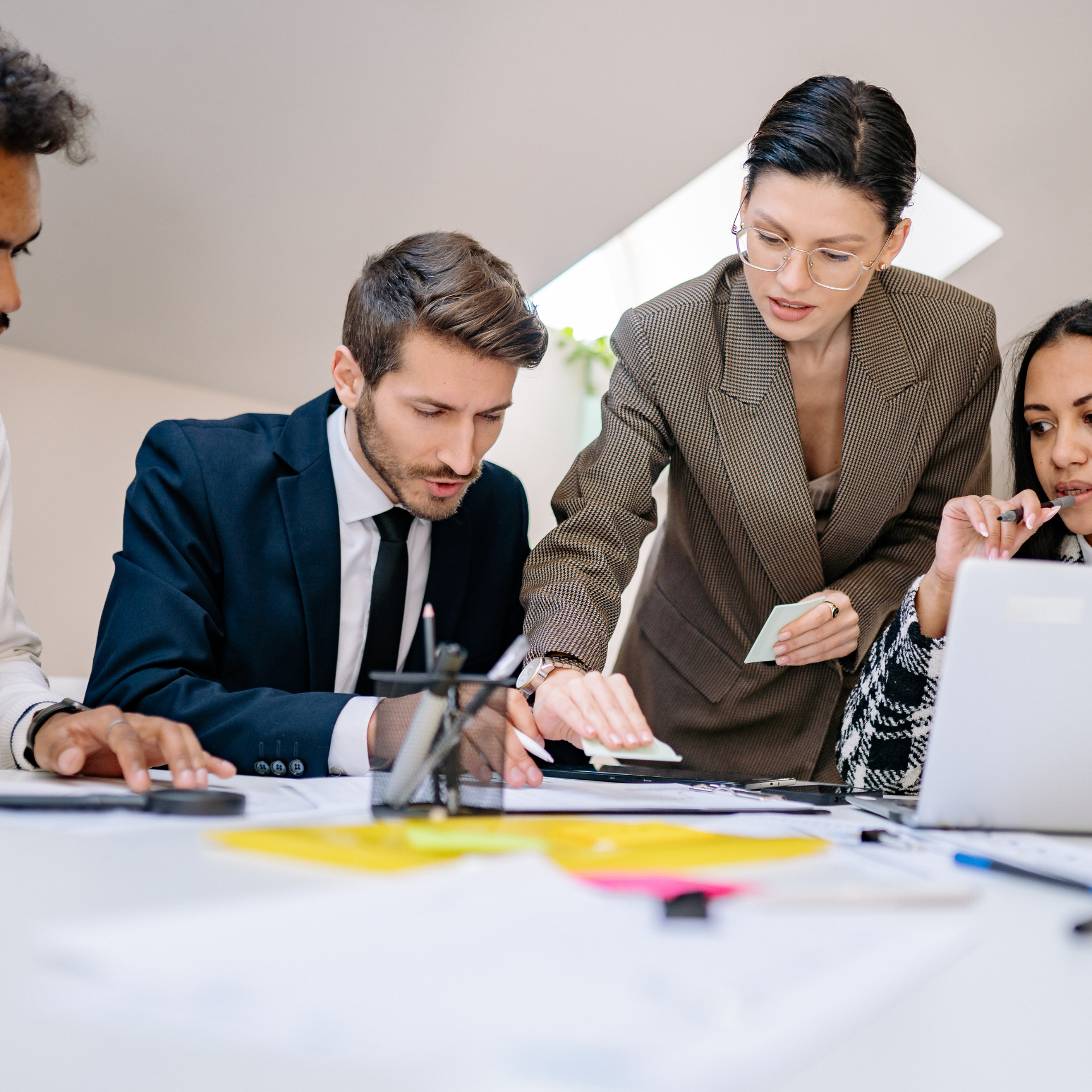 Cuatro personas trabajando en equipo